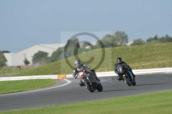 Motorcycle action photographs;Trackday digital images;event digital images;eventdigitalimages;no limits trackday;peter wileman photography;snetterton;snetterton circuit norfolk;snetterton photographs;trackday;trackday photos