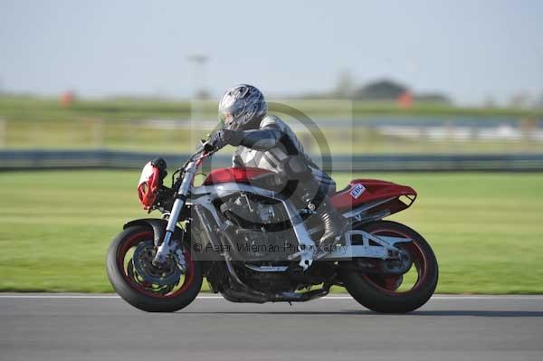 Motorcycle action photographs;Trackday digital images;event digital images;eventdigitalimages;no limits trackday;peter wileman photography;snetterton;snetterton circuit norfolk;snetterton photographs;trackday;trackday photos