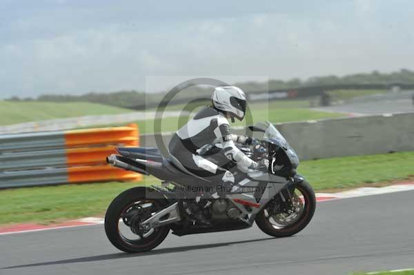 Motorcycle action photographs;Trackday digital images;event digital images;eventdigitalimages;no limits trackday;peter wileman photography;snetterton;snetterton circuit norfolk;snetterton photographs;trackday;trackday photos