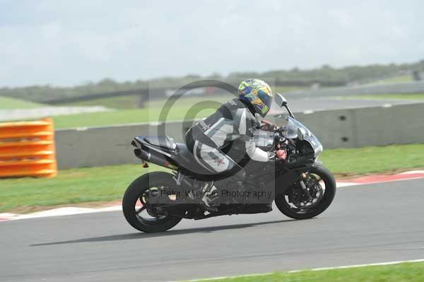 Motorcycle action photographs;Trackday digital images;event digital images;eventdigitalimages;no limits trackday;peter wileman photography;snetterton;snetterton circuit norfolk;snetterton photographs;trackday;trackday photos