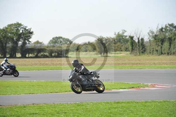 Motorcycle action photographs;Trackday digital images;event digital images;eventdigitalimages;no limits trackday;peter wileman photography;snetterton;snetterton circuit norfolk;snetterton photographs;trackday;trackday photos