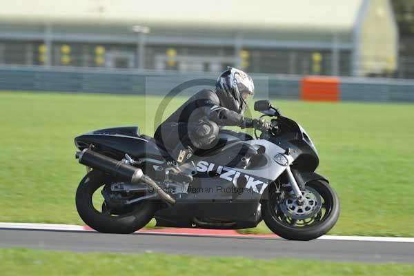 Motorcycle action photographs;Trackday digital images;event digital images;eventdigitalimages;no limits trackday;peter wileman photography;snetterton;snetterton circuit norfolk;snetterton photographs;trackday;trackday photos