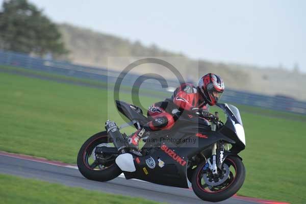 Motorcycle action photographs;Trackday digital images;event digital images;eventdigitalimages;no limits trackday;peter wileman photography;snetterton;snetterton circuit norfolk;snetterton photographs;trackday;trackday photos