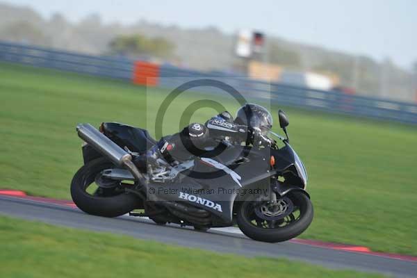 Motorcycle action photographs;Trackday digital images;event digital images;eventdigitalimages;no limits trackday;peter wileman photography;snetterton;snetterton circuit norfolk;snetterton photographs;trackday;trackday photos