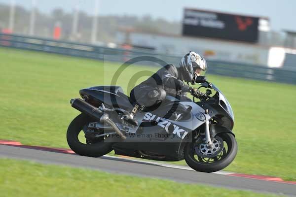 Motorcycle action photographs;Trackday digital images;event digital images;eventdigitalimages;no limits trackday;peter wileman photography;snetterton;snetterton circuit norfolk;snetterton photographs;trackday;trackday photos