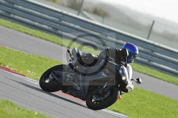 Motorcycle action photographs;Trackday digital images;event digital images;eventdigitalimages;no limits trackday;peter wileman photography;snetterton;snetterton circuit norfolk;snetterton photographs;trackday;trackday photos