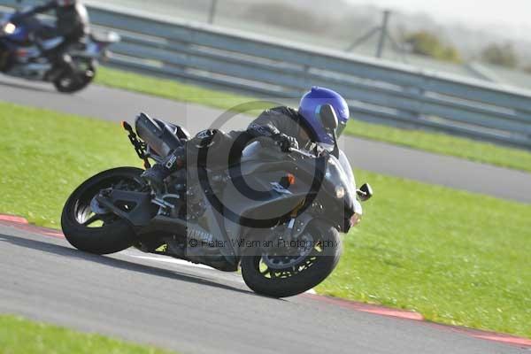 Motorcycle action photographs;Trackday digital images;event digital images;eventdigitalimages;no limits trackday;peter wileman photography;snetterton;snetterton circuit norfolk;snetterton photographs;trackday;trackday photos