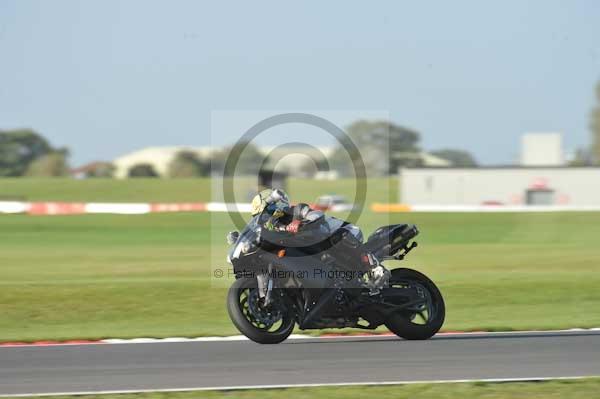 Motorcycle action photographs;Trackday digital images;event digital images;eventdigitalimages;no limits trackday;peter wileman photography;snetterton;snetterton circuit norfolk;snetterton photographs;trackday;trackday photos