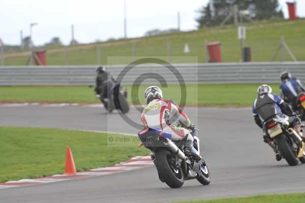 Motorcycle action photographs;Trackday digital images;event digital images;eventdigitalimages;no limits trackday;peter wileman photography;snetterton;snetterton circuit norfolk;snetterton photographs;trackday;trackday photos