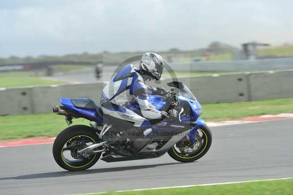 Motorcycle action photographs;Trackday digital images;event digital images;eventdigitalimages;no limits trackday;peter wileman photography;snetterton;snetterton circuit norfolk;snetterton photographs;trackday;trackday photos