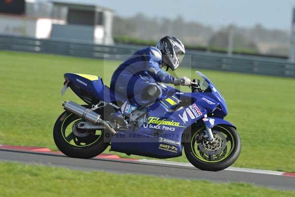 Motorcycle action photographs;Trackday digital images;event digital images;eventdigitalimages;no limits trackday;peter wileman photography;snetterton;snetterton circuit norfolk;snetterton photographs;trackday;trackday photos