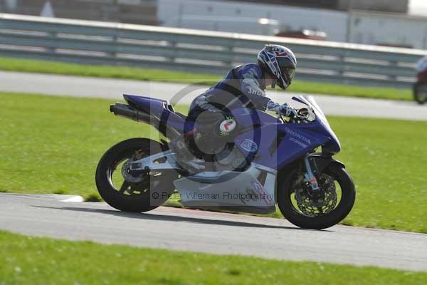 Motorcycle action photographs;Trackday digital images;event digital images;eventdigitalimages;no limits trackday;peter wileman photography;snetterton;snetterton circuit norfolk;snetterton photographs;trackday;trackday photos