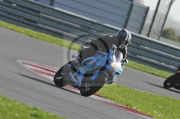 Motorcycle action photographs;Trackday digital images;event digital images;eventdigitalimages;no limits trackday;peter wileman photography;snetterton;snetterton circuit norfolk;snetterton photographs;trackday;trackday photos