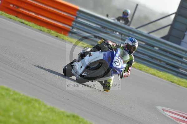 Motorcycle action photographs;Trackday digital images;event digital images;eventdigitalimages;no limits trackday;peter wileman photography;snetterton;snetterton circuit norfolk;snetterton photographs;trackday;trackday photos