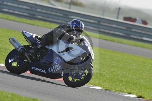 Motorcycle action photographs;Trackday digital images;event digital images;eventdigitalimages;no limits trackday;peter wileman photography;snetterton;snetterton circuit norfolk;snetterton photographs;trackday;trackday photos