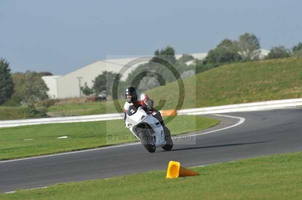 Motorcycle action photographs;Trackday digital images;event digital images;eventdigitalimages;no limits trackday;peter wileman photography;snetterton;snetterton circuit norfolk;snetterton photographs;trackday;trackday photos