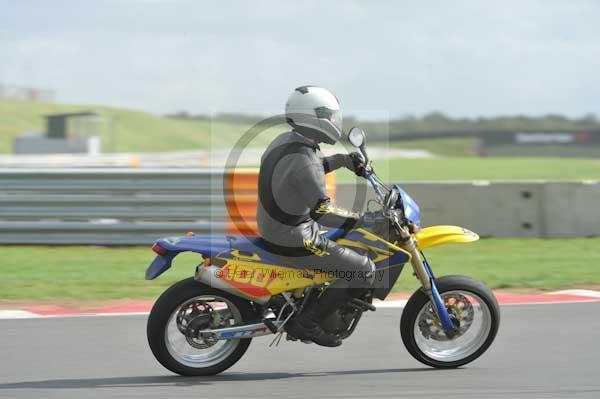 Motorcycle action photographs;Trackday digital images;event digital images;eventdigitalimages;no limits trackday;peter wileman photography;snetterton;snetterton circuit norfolk;snetterton photographs;trackday;trackday photos