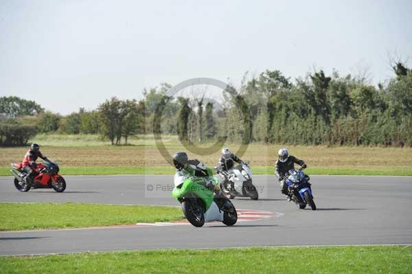 Motorcycle action photographs;Trackday digital images;event digital images;eventdigitalimages;no limits trackday;peter wileman photography;snetterton;snetterton circuit norfolk;snetterton photographs;trackday;trackday photos