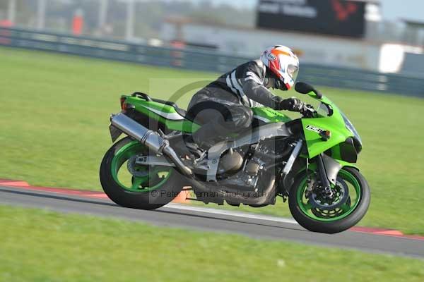 Motorcycle action photographs;Trackday digital images;event digital images;eventdigitalimages;no limits trackday;peter wileman photography;snetterton;snetterton circuit norfolk;snetterton photographs;trackday;trackday photos