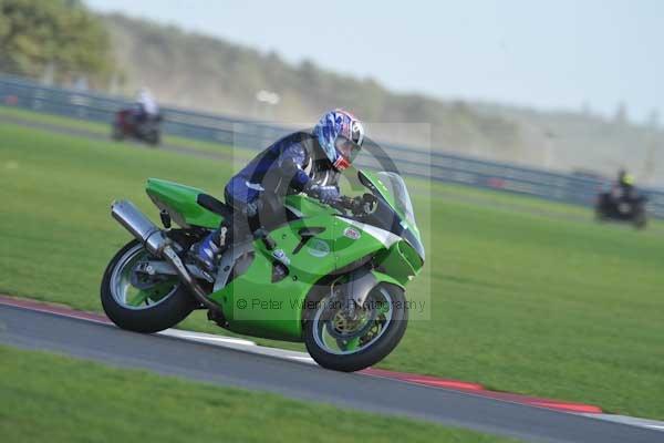 Motorcycle action photographs;Trackday digital images;event digital images;eventdigitalimages;no limits trackday;peter wileman photography;snetterton;snetterton circuit norfolk;snetterton photographs;trackday;trackday photos