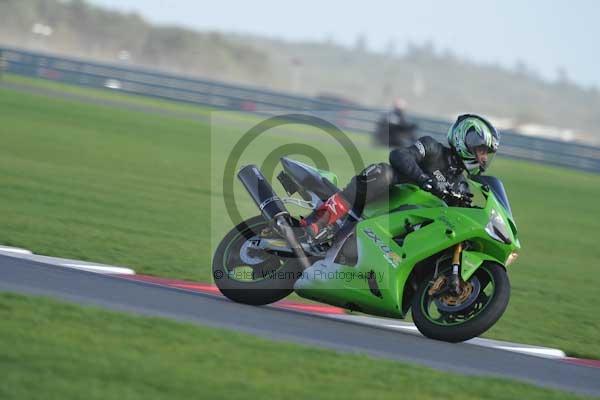 Motorcycle action photographs;Trackday digital images;event digital images;eventdigitalimages;no limits trackday;peter wileman photography;snetterton;snetterton circuit norfolk;snetterton photographs;trackday;trackday photos