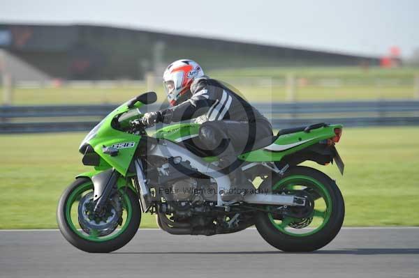 Motorcycle action photographs;Trackday digital images;event digital images;eventdigitalimages;no limits trackday;peter wileman photography;snetterton;snetterton circuit norfolk;snetterton photographs;trackday;trackday photos