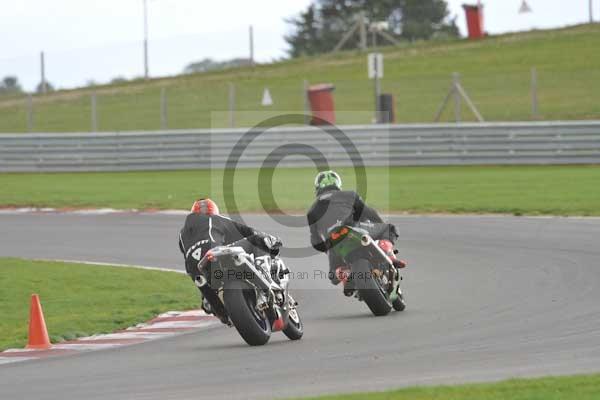 Motorcycle action photographs;Trackday digital images;event digital images;eventdigitalimages;no limits trackday;peter wileman photography;snetterton;snetterton circuit norfolk;snetterton photographs;trackday;trackday photos