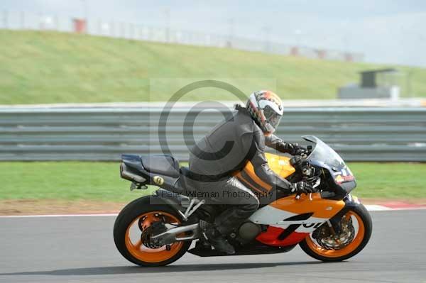 Motorcycle action photographs;Trackday digital images;event digital images;eventdigitalimages;no limits trackday;peter wileman photography;snetterton;snetterton circuit norfolk;snetterton photographs;trackday;trackday photos