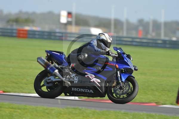 Motorcycle action photographs;Trackday digital images;event digital images;eventdigitalimages;no limits trackday;peter wileman photography;snetterton;snetterton circuit norfolk;snetterton photographs;trackday;trackday photos