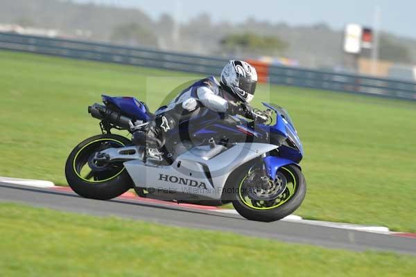 Motorcycle action photographs;Trackday digital images;event digital images;eventdigitalimages;no limits trackday;peter wileman photography;snetterton;snetterton circuit norfolk;snetterton photographs;trackday;trackday photos