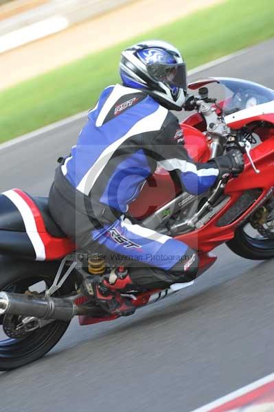 Motorcycle action photographs;Trackday digital images;event digital images;eventdigitalimages;no limits trackday;peter wileman photography;snetterton;snetterton circuit norfolk;snetterton photographs;trackday;trackday photos