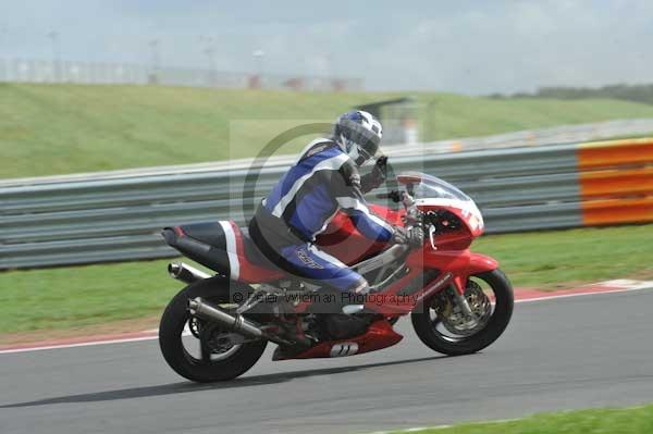 Motorcycle action photographs;Trackday digital images;event digital images;eventdigitalimages;no limits trackday;peter wileman photography;snetterton;snetterton circuit norfolk;snetterton photographs;trackday;trackday photos