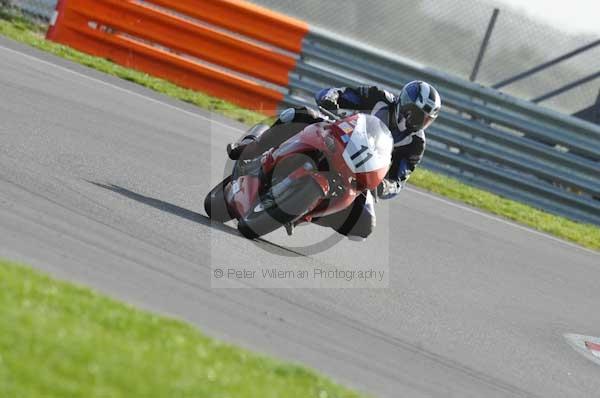 Motorcycle action photographs;Trackday digital images;event digital images;eventdigitalimages;no limits trackday;peter wileman photography;snetterton;snetterton circuit norfolk;snetterton photographs;trackday;trackday photos