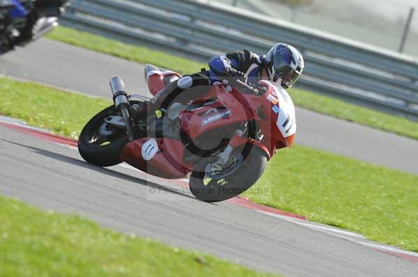 Motorcycle action photographs;Trackday digital images;event digital images;eventdigitalimages;no limits trackday;peter wileman photography;snetterton;snetterton circuit norfolk;snetterton photographs;trackday;trackday photos