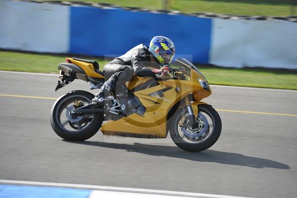 Motorcycle action photographs;Trackday digital images;donington;donington park leicestershire;donington photographs;event digital images;eventdigitalimages;no limits trackday;peter wileman photography;trackday;trackday photos