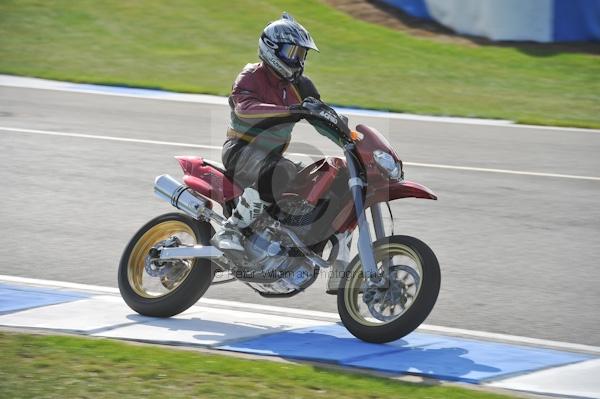 Motorcycle action photographs;Trackday digital images;donington;donington park leicestershire;donington photographs;event digital images;eventdigitalimages;no limits trackday;peter wileman photography;trackday;trackday photos