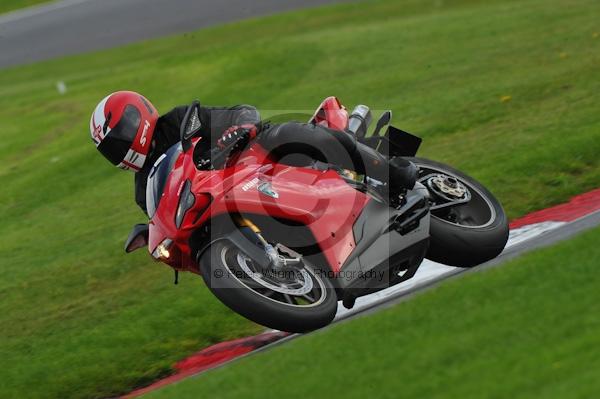 Motorcycle action photographs;Trackday digital images;cadwell;cadwell park photographs;event digital images;eventdigitalimages;motor racing louth lincolnshire;no limits trackday;peter wileman photography;trackday;trackday photos