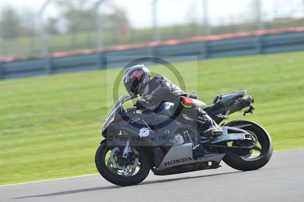 Motorcycle action photographs;Silverstone circuit;Silverstone photographs;Trackday digital images;event digital images;eventdigitalimages;no limits trackday;peter wileman photography;rockingham towcester northamptonshire;trackday;trackday photos