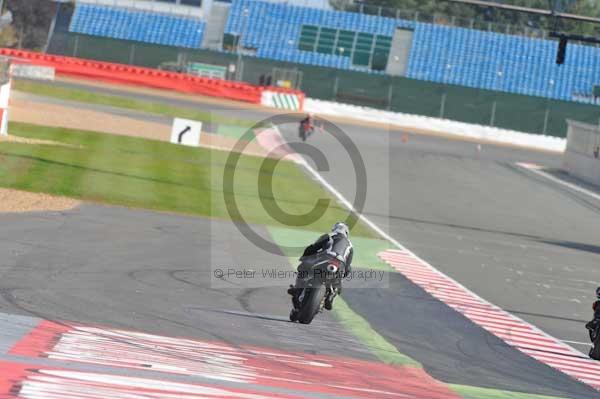 Motorcycle action photographs;Silverstone circuit;Silverstone photographs;Trackday digital images;event digital images;eventdigitalimages;no limits trackday;peter wileman photography;rockingham towcester northamptonshire;trackday;trackday photos