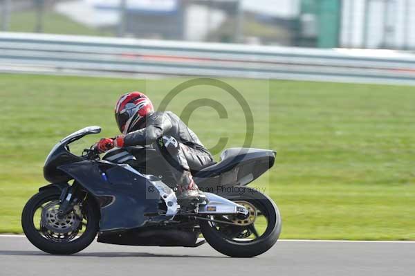 Motorcycle action photographs;Silverstone circuit;Silverstone photographs;Trackday digital images;event digital images;eventdigitalimages;no limits trackday;peter wileman photography;rockingham towcester northamptonshire;trackday;trackday photos