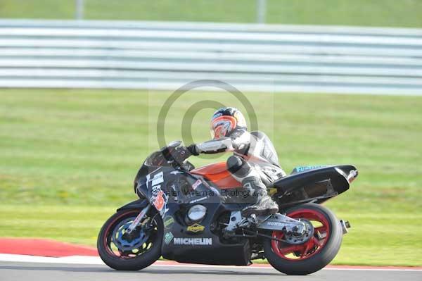 Motorcycle action photographs;Silverstone circuit;Silverstone photographs;Trackday digital images;event digital images;eventdigitalimages;no limits trackday;peter wileman photography;rockingham towcester northamptonshire;trackday;trackday photos