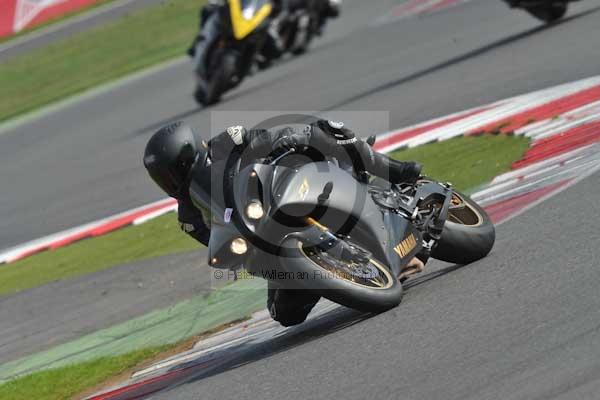 Motorcycle action photographs;Silverstone circuit;Silverstone photographs;Trackday digital images;event digital images;eventdigitalimages;no limits trackday;peter wileman photography;rockingham towcester northamptonshire;trackday;trackday photos