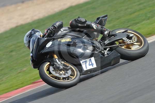 Motorcycle action photographs;Silverstone circuit;Silverstone photographs;Trackday digital images;event digital images;eventdigitalimages;no limits trackday;peter wileman photography;rockingham towcester northamptonshire;trackday;trackday photos