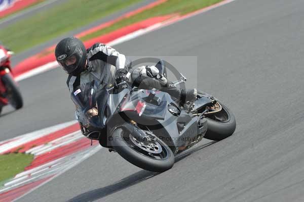 Motorcycle action photographs;Silverstone circuit;Silverstone photographs;Trackday digital images;event digital images;eventdigitalimages;no limits trackday;peter wileman photography;rockingham towcester northamptonshire;trackday;trackday photos