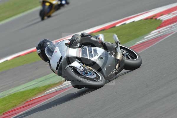 Motorcycle action photographs;Silverstone circuit;Silverstone photographs;Trackday digital images;event digital images;eventdigitalimages;no limits trackday;peter wileman photography;rockingham towcester northamptonshire;trackday;trackday photos