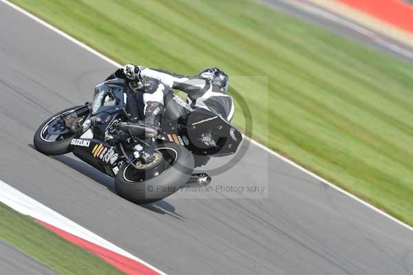 Motorcycle action photographs;Silverstone circuit;Silverstone photographs;Trackday digital images;event digital images;eventdigitalimages;no limits trackday;peter wileman photography;rockingham towcester northamptonshire;trackday;trackday photos