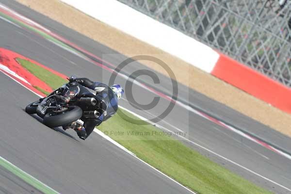 Motorcycle action photographs;Silverstone circuit;Silverstone photographs;Trackday digital images;event digital images;eventdigitalimages;no limits trackday;peter wileman photography;rockingham towcester northamptonshire;trackday;trackday photos