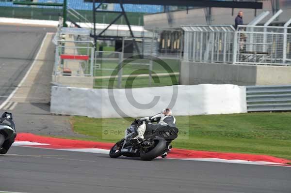 Motorcycle action photographs;Silverstone circuit;Silverstone photographs;Trackday digital images;event digital images;eventdigitalimages;no limits trackday;peter wileman photography;rockingham towcester northamptonshire;trackday;trackday photos