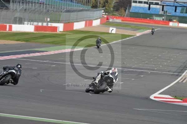 Motorcycle action photographs;Silverstone circuit;Silverstone photographs;Trackday digital images;event digital images;eventdigitalimages;no limits trackday;peter wileman photography;rockingham towcester northamptonshire;trackday;trackday photos