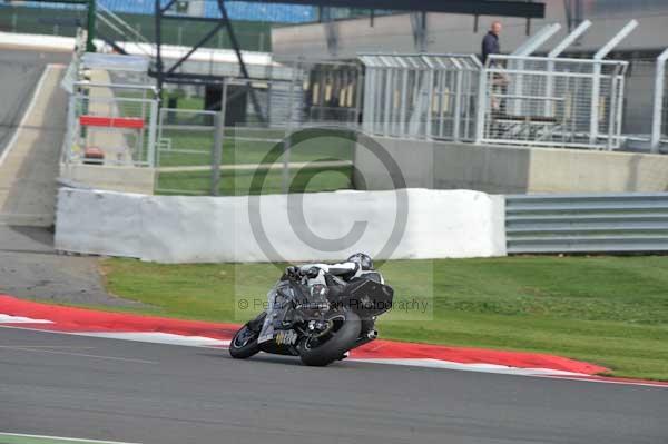 Motorcycle action photographs;Silverstone circuit;Silverstone photographs;Trackday digital images;event digital images;eventdigitalimages;no limits trackday;peter wileman photography;rockingham towcester northamptonshire;trackday;trackday photos